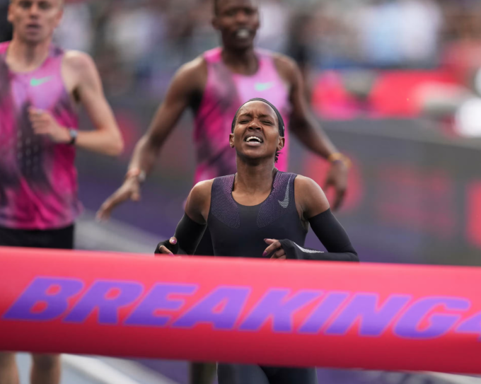 Faith Kipyegon tiếc nuối vì không hoàn thành mục tiêu chạy 1 dặm (1,6 km) dưới 4 phút tại Stade Charlety, Pháp ngày 26/6. Ảnh: AP