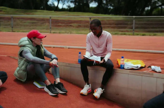 Faith Kipyegon (phải) trò chuyện với một trong những nhà thiết kế của Nike. Ảnh: Marca
