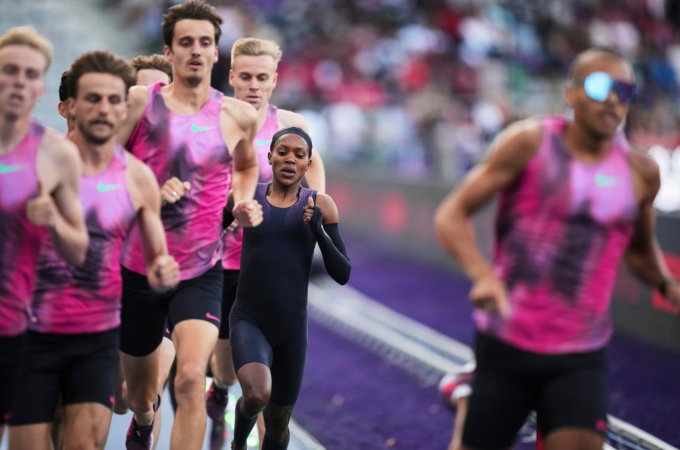 Faith Kipyegon được hỗ trợ bởi các pacer nam. Ảnh: AP