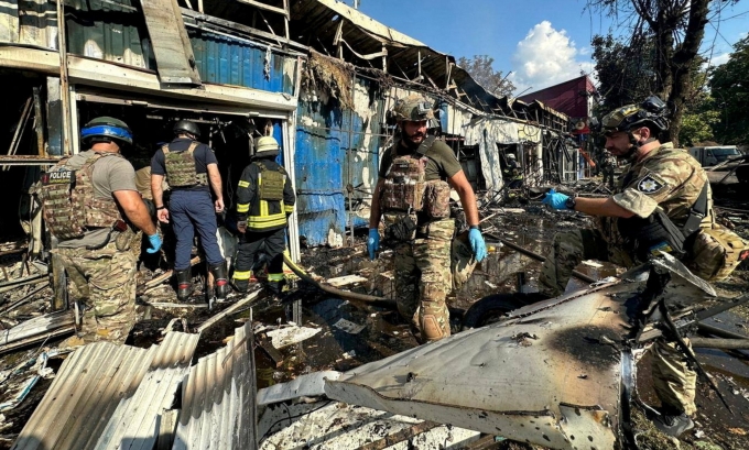 Cảnh sát Ukraine tại hiện trường một vụ tập kích ở Kostiantynivka hồi năm 2023. Ảnh: Reuters