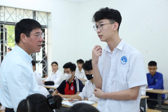 GS Huỳnh Văn Chương động viên thí sinh ở Bắc Giang hôm 9/6. Ảnh: MOET