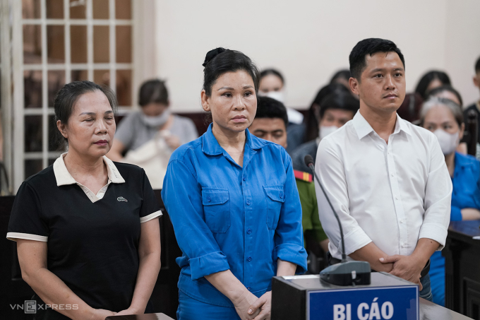 Bị cáo Trà (giữa) khi chủ tọa tuyên án. Ảnh: Trường Hà