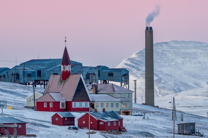 Những ngôi nhà sơn đỏ tại Longyearbyen. Ảnh: Longyearbyen Adventure
