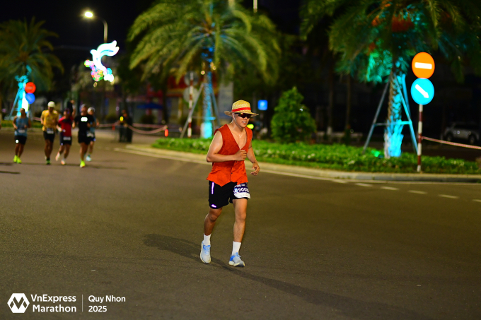 Nam runner cosplay thành nhân vật Luffy mũ rơm khi tham gia cự ly full marathon của giải VM Quy Nhơn. Ảnh: VM
