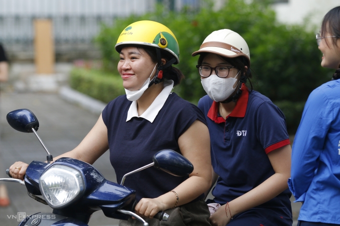 Học sinh được mẹ đưa tới trường thi, sáng 4/6. Ảnh: Thanh Hằng