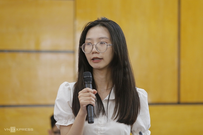 Hà Thúy Ngân chia sẻ tại tọa đàm, sáng 19/8. Ảnh: Thanh Hằng