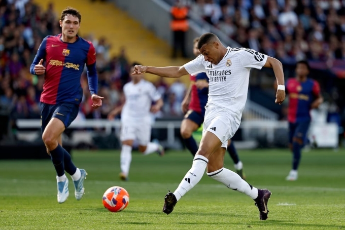 Mbappe dứt điểm, ghi bàn thứ ba cho Real trong trận thua Barca 3-4 ngày 11/5. Ảnh: AS