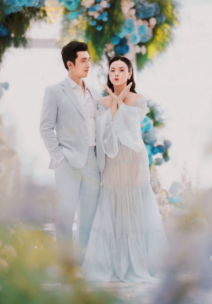 Vợ chồng Midu chụp ảnh kỷ niệm trong bữa tiệc.