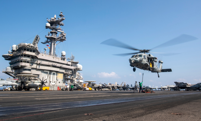 Trực thăng MH-60S trên tàu sân bay USS Carl Vinson ở Trung Đông hồi tháng 4. Ảnh: AP