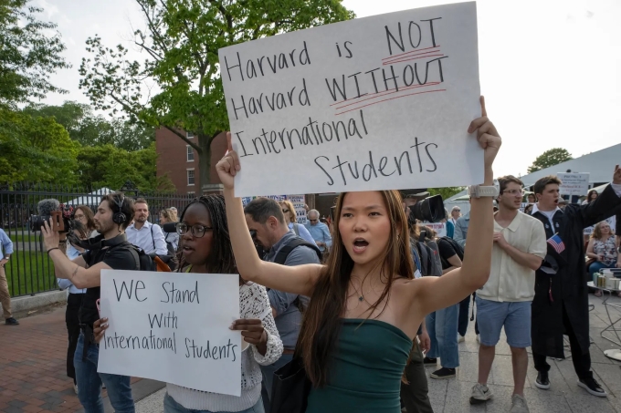 Những người tham gia cuộc biểu tình Sinh viên Harvard vì Tự do nhằm ủng hộ sinh viên quốc tế tại Đại học Harvard ở Boston, Massachusetts ngày 27/5. Ảnh: AFP