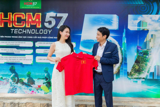Người đẹp Như Ý nhận chiếc áo thun kỷ niệm từ doanh nghiệp. Ảnh: HCM57