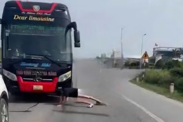 Người đàn ông bò trước xe khách bị tạm giữ: Tin tức nóng hổi