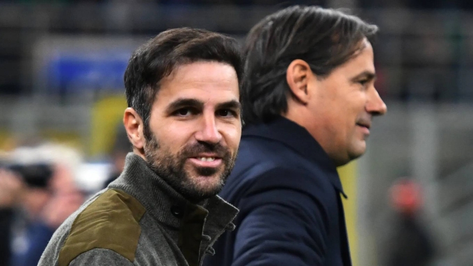 Como của Fabregas (trái) thua Inter của Inzaghi hai trận cùng tỷ số 0-2 tại Serie A 2024-2025. Ảnh: AP