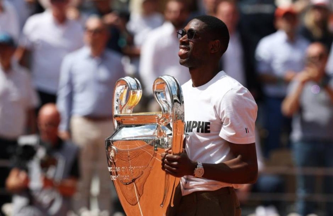 Dembele khoe danh hiệu Champions League ở giải quần vợt Roland Garros hôm 2/6. Ảnh: Xinhua