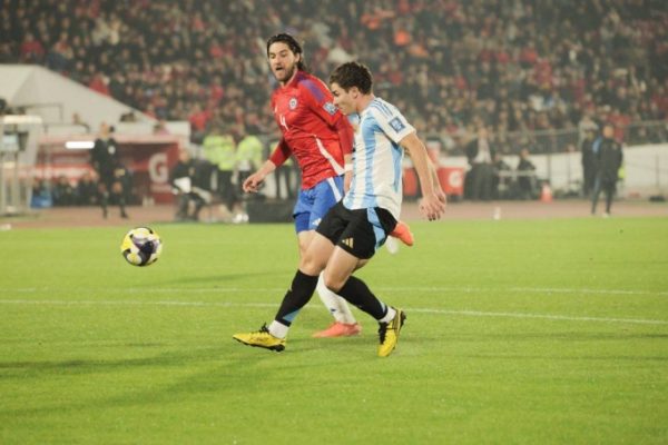 Argentina thắng Chile: Alvarez tỏa sáng ở vòng loại World Cup