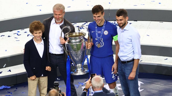 Abramovich (thứ hai từ trái sang) mừng Chelsea giành Champions League 2021. Ảnh: Reuters
