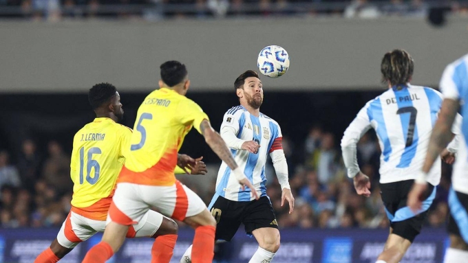 Messi đỡ bóng trong trận Argentina 1-1 Colombia sáng 11/6. Ảnh: Reuters
