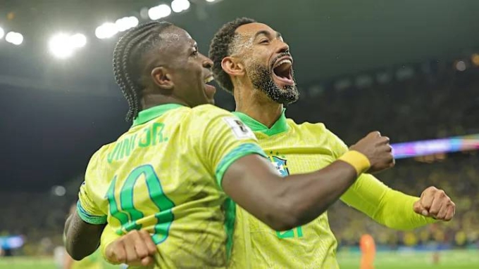 Vinicius mừng bàn cùng Cunha trong trận Brazil 1-0 Paraguay sáng 11/6. Ảnh: Imago