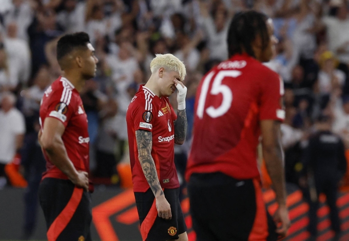 Các cầu thủ Man Utd thất vọng sau trận chung kết Europa League thua Tottenham 0-1 hôm 21/5. Ảnh: Reuters