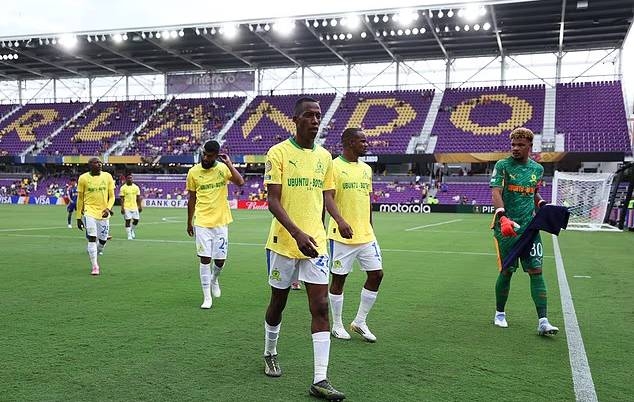 Khán giả chỉ lác đác có mặt khi Ulsan và Mamelodi khởi động trước trận đấu sáng 18/6. Ảnh: FIFA