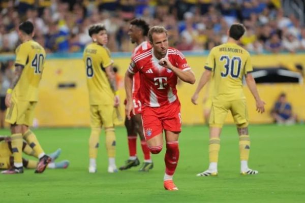 Kane tỏa sáng: Bayern Munich sớm giành vé đi tiếp