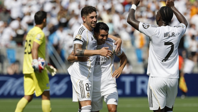 Các cầu thủ Real mừng bàn thứ ba trong trận thắng Pachuca 3-1 tối 22/6. Ảnh: EFE