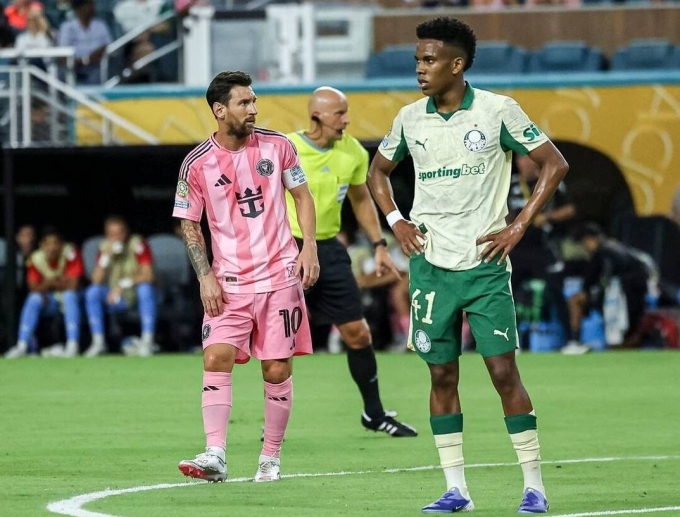 Messi (trái) đối đầu Estevao trong trận Inter Miami 2-2 Palmeiras sáng 24/6. Ảnh: AP