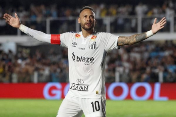 Neymar bác tin đồn tái hợp Messi, Suarez