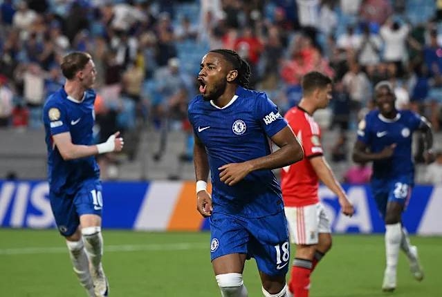 Nkunku mừng bàn trong trận Chelsea 4-1 Benfica sáng 29/6. Ảnh: AP