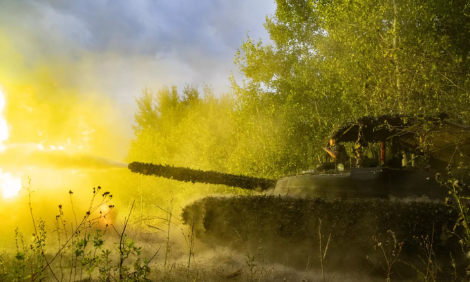 Xe tăng Nga khai hỏa về phía lực lượng Ukraine hồi tháng 9/2024. Ảnh: RIA Novosti