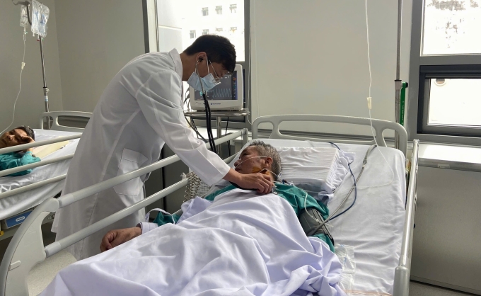 Trường hợp người cao tuổi mắc cúm nặng điều trị tại Bệnh viện Trung ương Quân đội 108. Ảnh: Bệnh viện Trung ương Quân đội 108