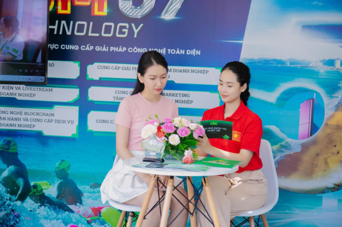 Top 10 Hoa hậu Biển Đảo Việt Nam 2025 - Như Ý tìm hiểu về các giải pháp công nghệ tại gian hàng. Ảnh: HCM57