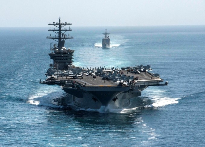 Tàu sân bay USS Nimitz di chuyển qua Eo biển Hormuz để vào Vùng Vịnh tháng 9/2020. Ảnh: AFP