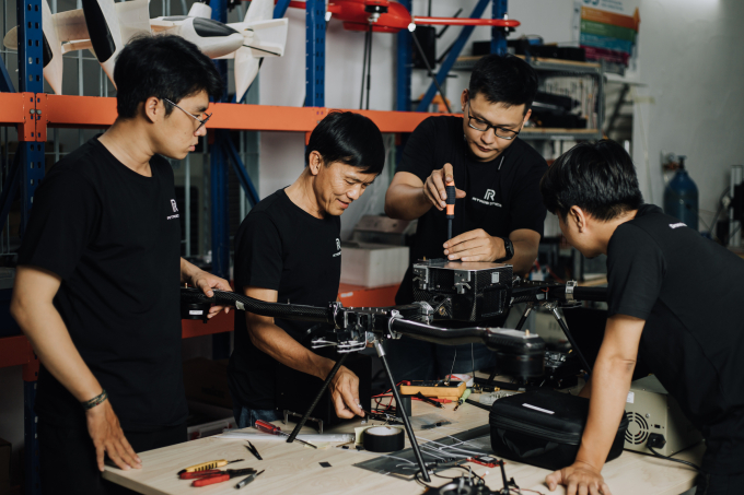Tiến sĩ Lương Việt Quốc (thứ 2 từ trái) cùng các kỹ sư phát triển mẫu drone cỡ lớn Hera. Ảnh: Thy Nguyễn