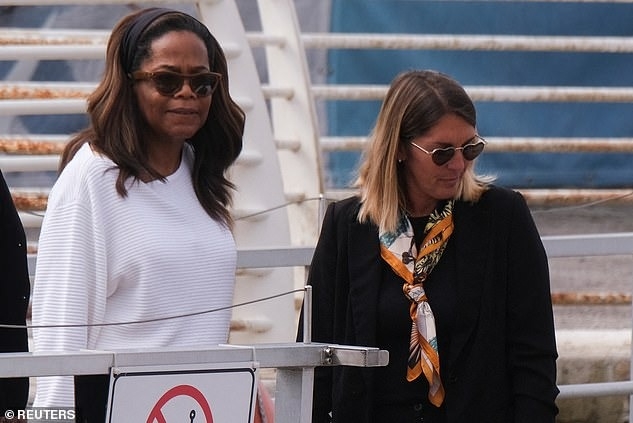 Tỷ phú Oprah Winfrey (trái) tại bến taxi nước ngày 26/6. Ảnh: Reuters