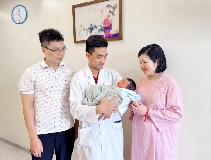 Bác sĩ Quý thăm gia đình chị Giang trước khi xuất viện. Ảnh: Trang Lê