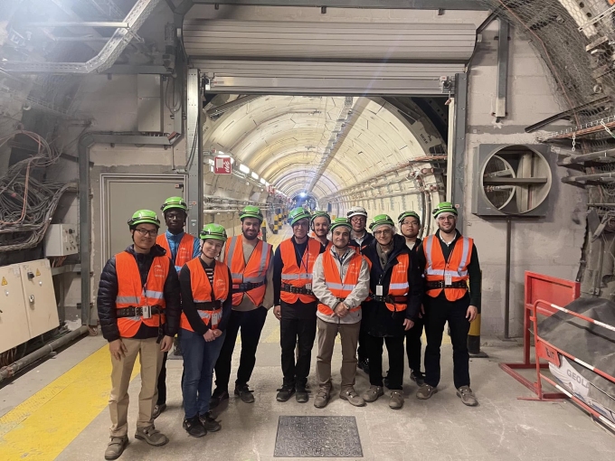 Anh Ngọc (trái) dẫn nghiên cứu sinh tại trường đại học Cầu đường Paris và nhóm hướng dẫn thăm phòng thí nghiệm 500m dưới lòng đất. Ảnh: Nhân vật cung cấp