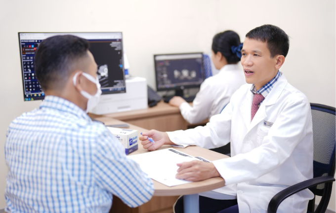 Tiến sĩ Khiêm tư vấn cho một người bệnh ung thư. Ảnh: Bệnh viện Đa khoa Tâm Anh