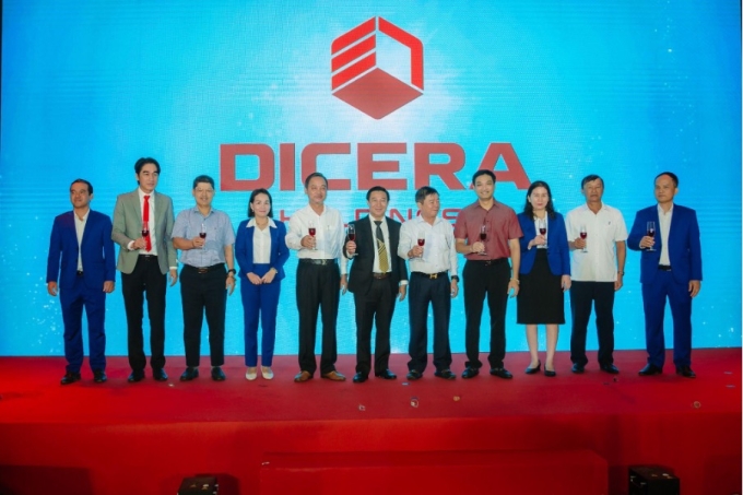 Lãnh đạo doanh nghiệp nâng ly chúc mừng diện mạo mới mang theo kỳ vọng thành công mới . Ảnh: Dicera Holdings