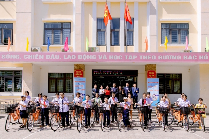 Hanwha Life Việt Nam trao tặng xe đạp cho các em học sinh, trong dự án Trao bảo vệ, trọn an tâm năm 2024. Ảnh: Hanwha Life Việt Nam