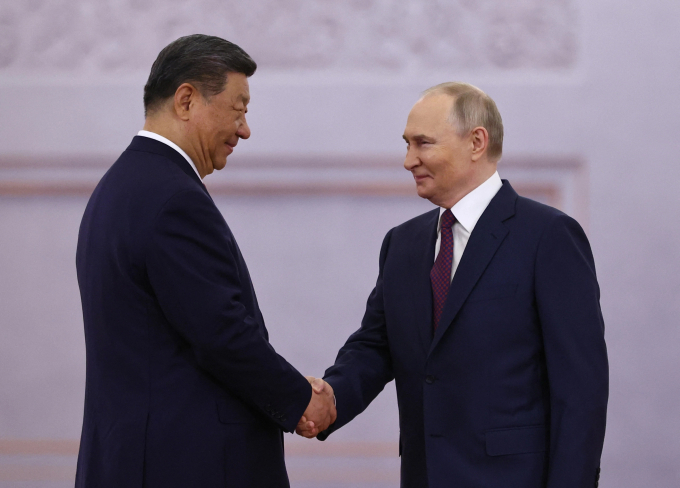 Tổng thống Nga Vladimir Putin (phải) và Chủ tịch Trung Quốc Tập Cận Bình bắt tay tại Điện Kremlin ngày 8/5. Ảnh: AFP