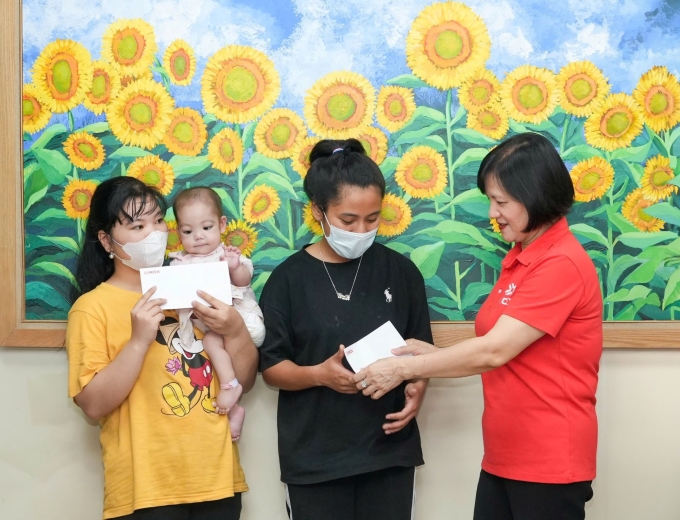 Chương trình ROX Share trao quà cho bệnh nhi tại Bệnh viện Nhi Trung ương. Ảnh: ROX Group