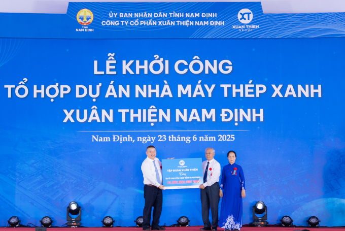 Chủ tịch Tập đoàn Xuân Thiện Nguyễn Văn Thiện (trái) trao tặng quỹ khuyến học tỉnh Nam Định 10 tỷ đồng. Ảnh: Tập đoàn Xuân Thiện