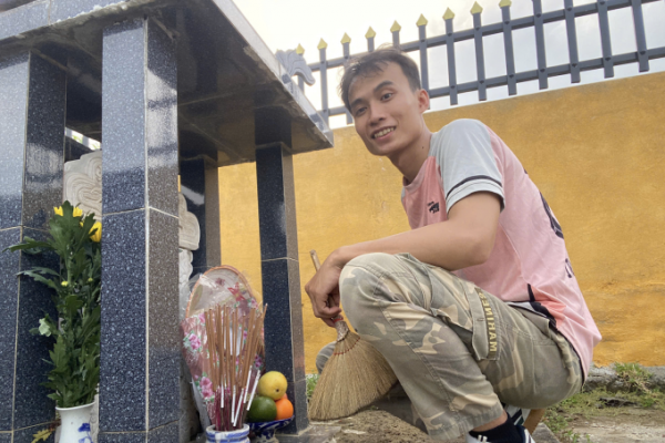 Gen Z “Giữ Đèn” Nghĩa Trang: Câu Chuyện Cảm Động