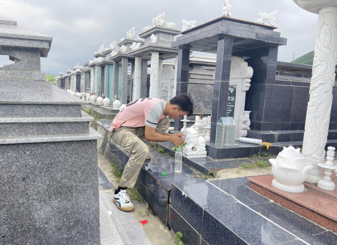 Võ Văn Siêu chăm sóc ngôi mộ ở Nghĩa trang Đà Nẵng, tháng 6/2025. Ảnh: Nhân vật cung cấp