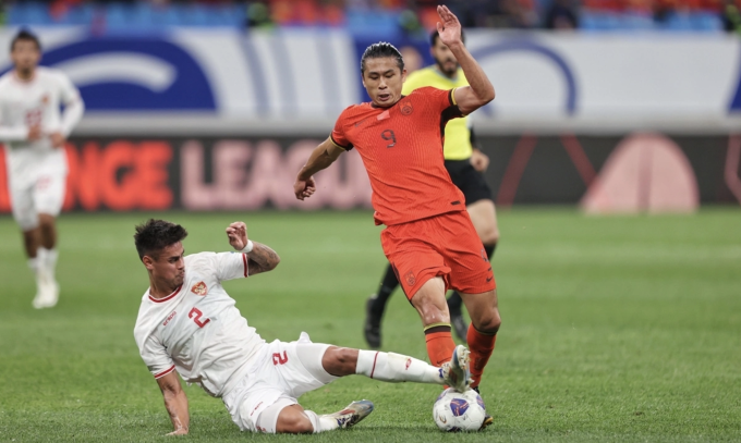 Mees Hilgers (áo trắng) xoạc lấy bóng từ Zhang Yuning trong trận Indonesia thua Trung Quốc 1-2, ở lượt bốn bảng C vòng loại ba World Cup 2026. Ảnh: GT
