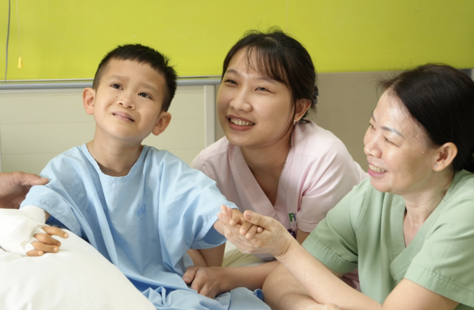 Bé Duy Quang sau khi được phẫu thuật tay phải, đặt bộ khung để kéo xương. Ảnh: Bệnh viện cung cấp
