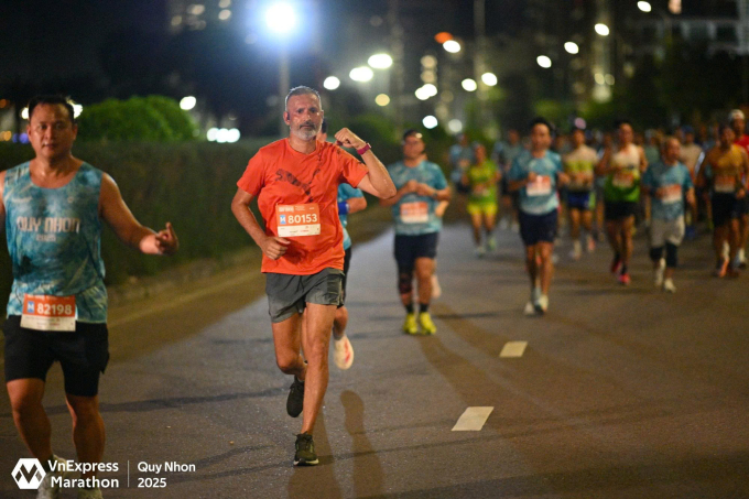 Jessa Singh Kalsi tham gia cuộc đua cùng các VĐV Việt Nam. Ảnh: VnExpress Marathon