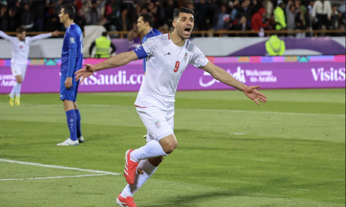 Tiền đạo Inter Milan Mehdi Taremi mừng bàn thứ hai cho Iran trong trận thắng Triều Tiên 3-0 ở lượt cuối bảng A vòng loại ba World Cup 2026 - khu vực châu Á, tại sân Azadi, Iran ngày 10/6/2025. Ảnh: AFP