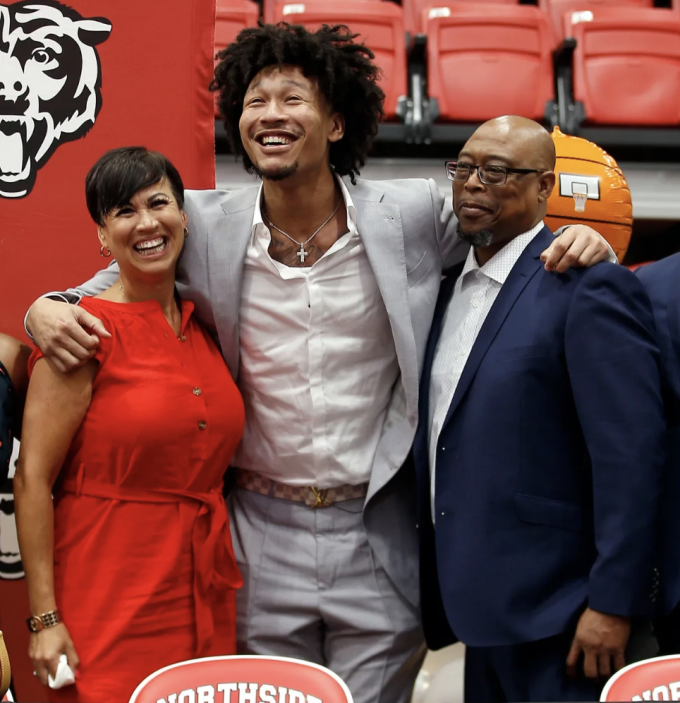 Jaylin Williams (giữa) khoác vai mẹ Linda (trái) và bố Mike (phải) sau khi được Oklahoma City Thunder chọn ở lượt thứ 34 vòng hai tại NBA Draft 2022. Ảnh: NBA